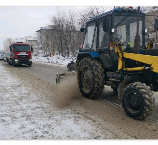 Спецтехника подрядчика Игоря Попова 1 марта работала на расчистке дороги по ул. Мира.